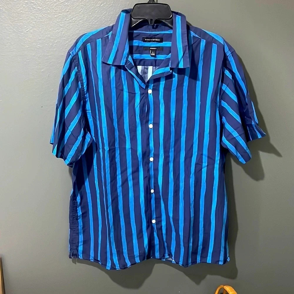 Banana Republic short sleeve Button down size LARGE